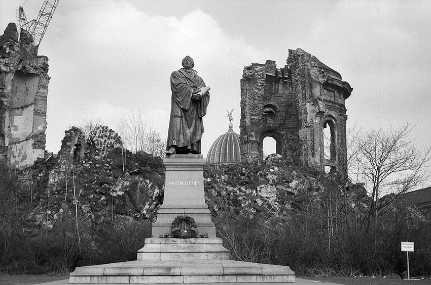 Luc Saalfeld: Die Trümmer der Frauenkirche in Dresden (1987)